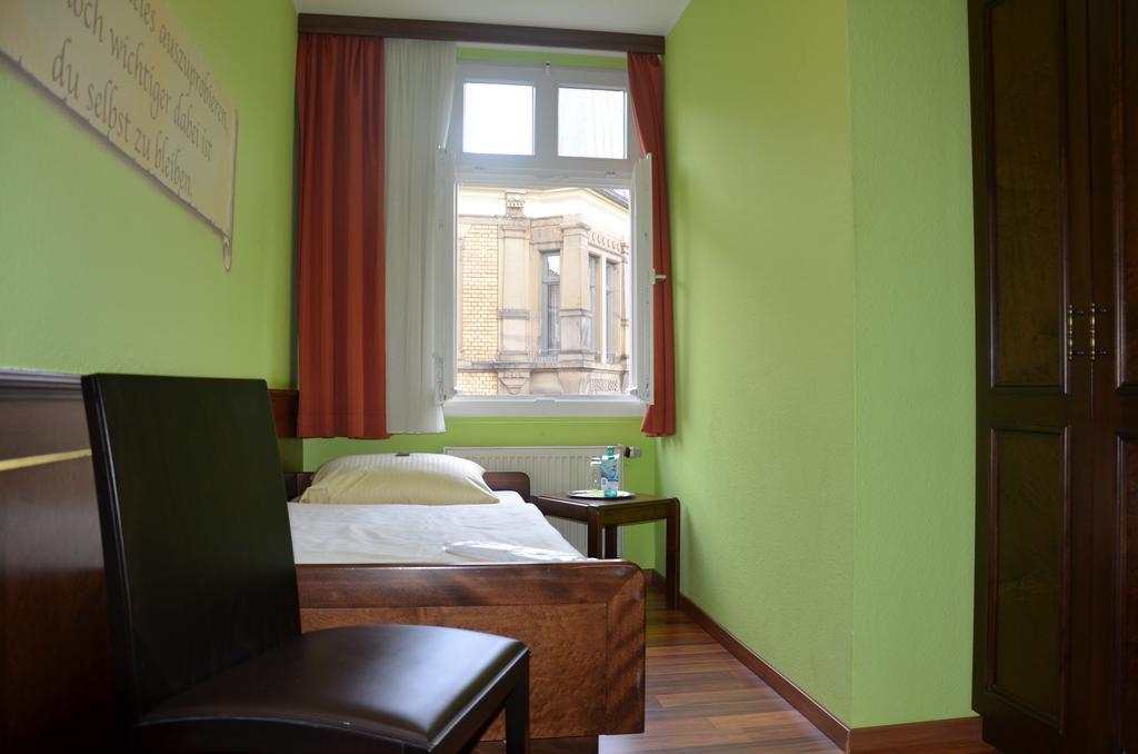 Hotel am Wilhelmsplatz Stuttgart Szoba fotó